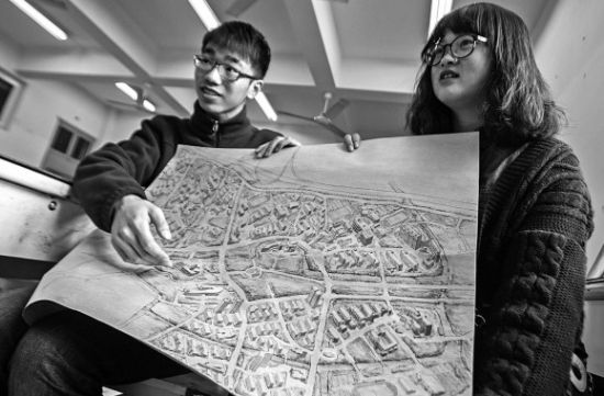 昨天上午，在3044am永利集团3044noc，手绘图的作者郭龙(左)和何菡丹(右)在展示他们的创作手稿。 记者 姚卡/摄